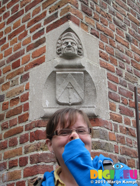 SX20202 Jenni at statue on corner of Tanner's square (Huidenvettersplein)